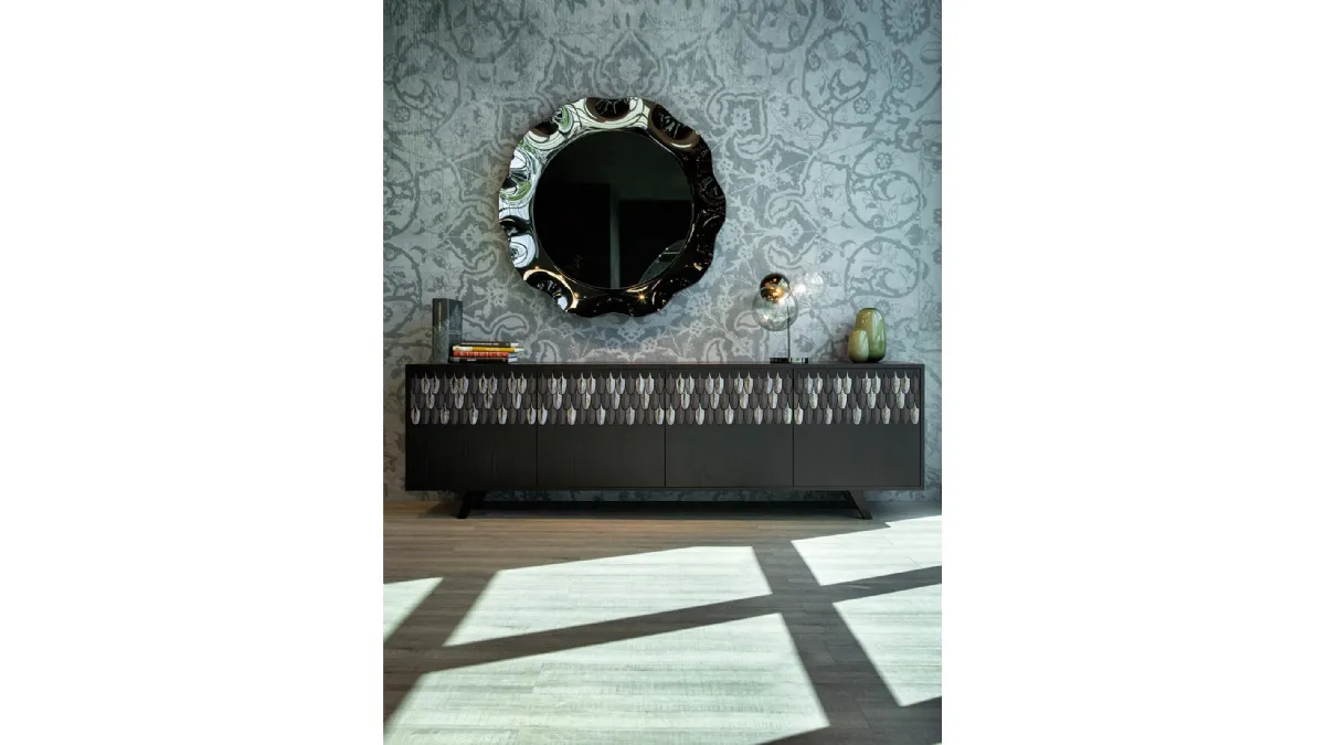 Madia Plume in legno con ante ricoperte da una leggera cascata di piume in ceramica smaltata sovrapposte l’una all’altra di Tonin Casa