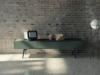 Mobile porta TV Dolce Vita in legno massello di abete laccato di Fratelli Mirandola