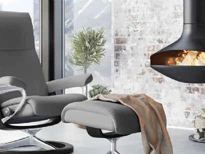 Poltrona relax raffinata e moderna dal design avvolgente in pelle imbottita Aura di Stressless