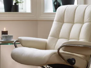 Poltrona in pelle imbottita London con schienale basso trapuntato di Stressless