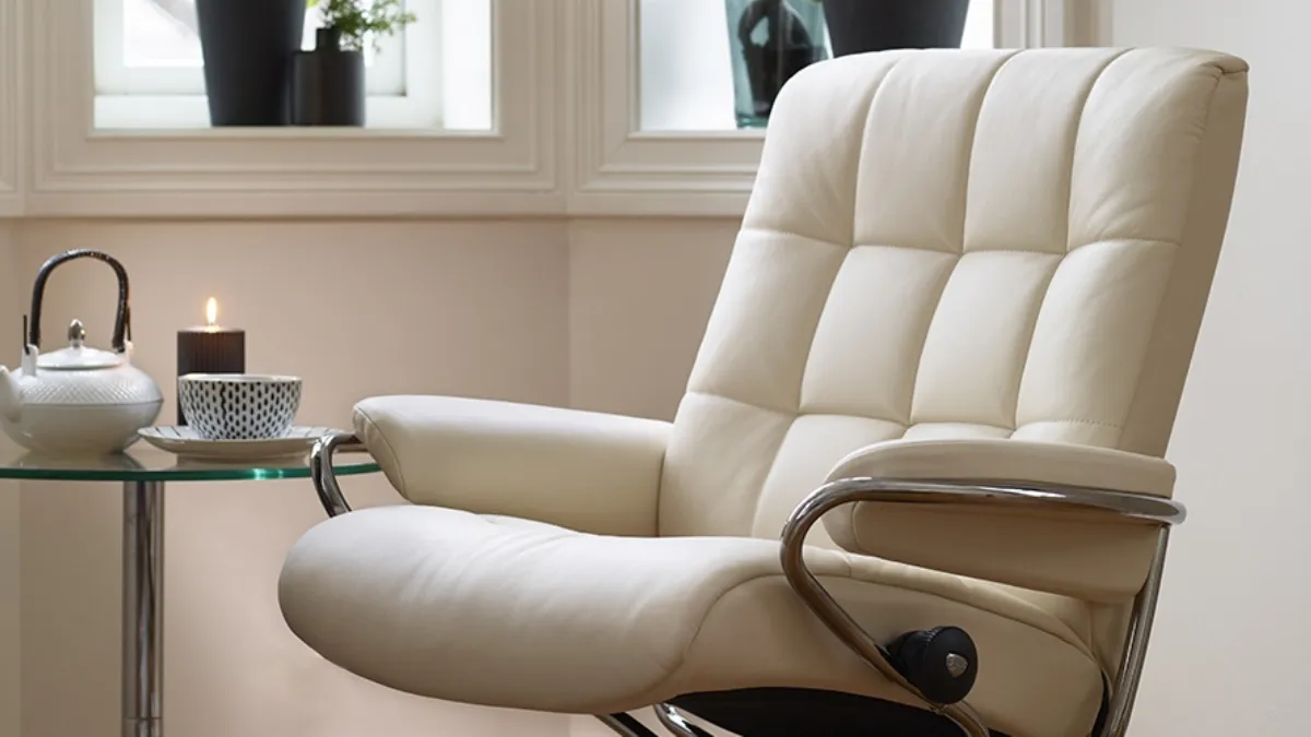 Poltrona in pelle imbottita London con schienale basso trapuntato di Stressless