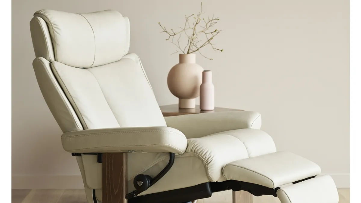 Poltrona relax dal design avvolgente in pelle Magic di Stressless