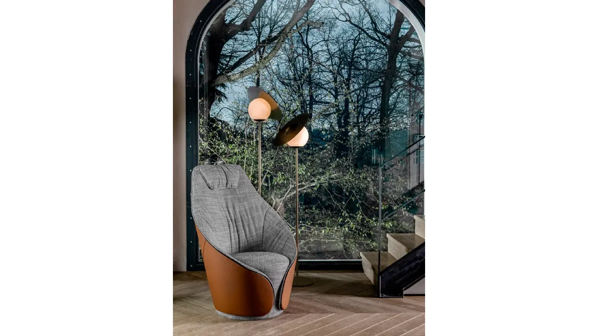 Poltroncina Mama in tessuto con rivestimento esterno in pelle e schienale alto di Tonin Casa