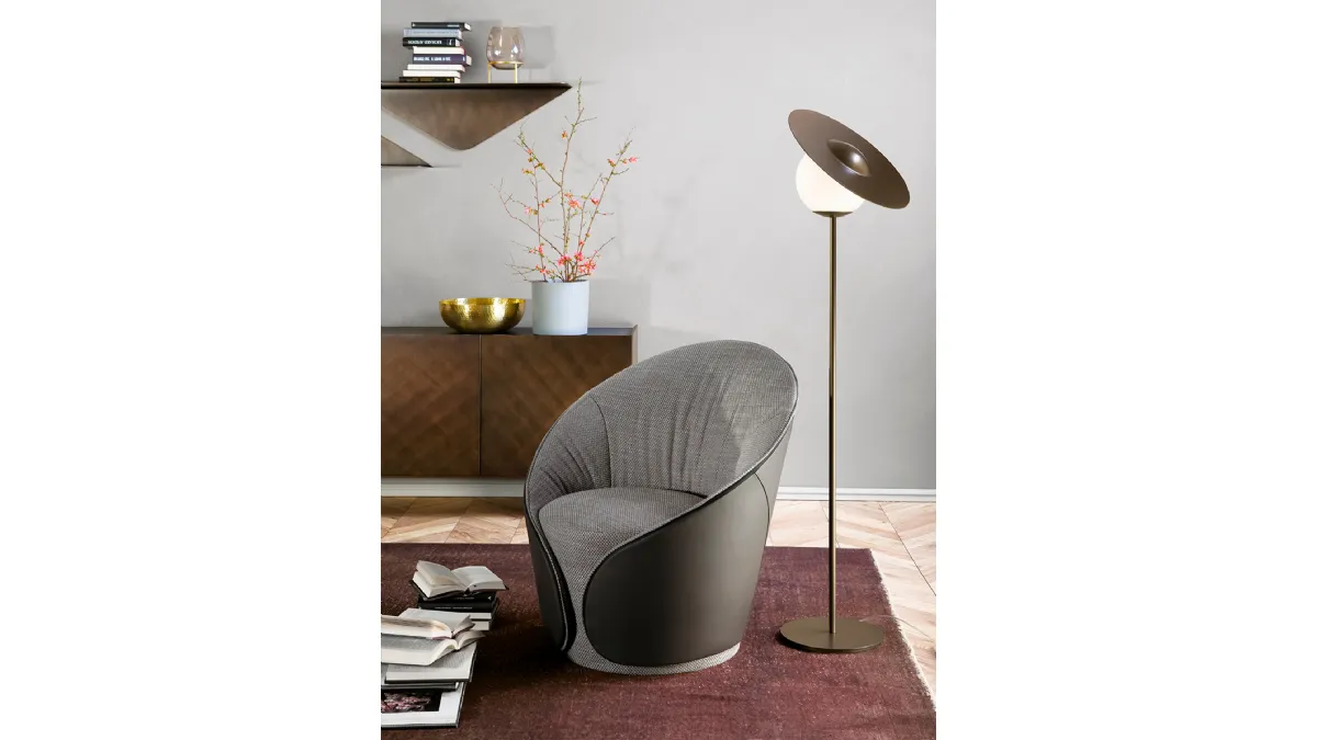 Poltroncina Mama in tessuto con rivestimento esterno in pelle e schienale basso di Tonin Casa