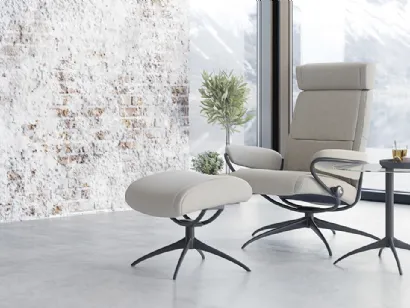 Poltrona in tessuto Paris con schienale basso e poggiatesta di Stressless