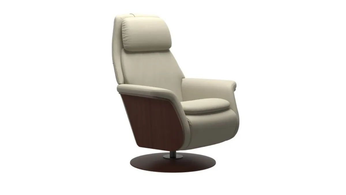 Poltrona relax in pelle con particolari in legno dalle forme arrotondate e morbide Sam Wood di Stressless