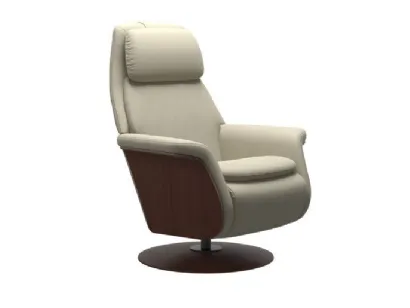 Poltrona relax in pelle con particolari in legno dalle forme arrotondate e morbide Sam Wood di Stressless