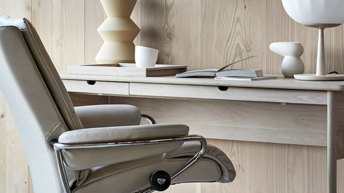 Poltrona Tokio in pelle imbottita con schienale basso di Stressless