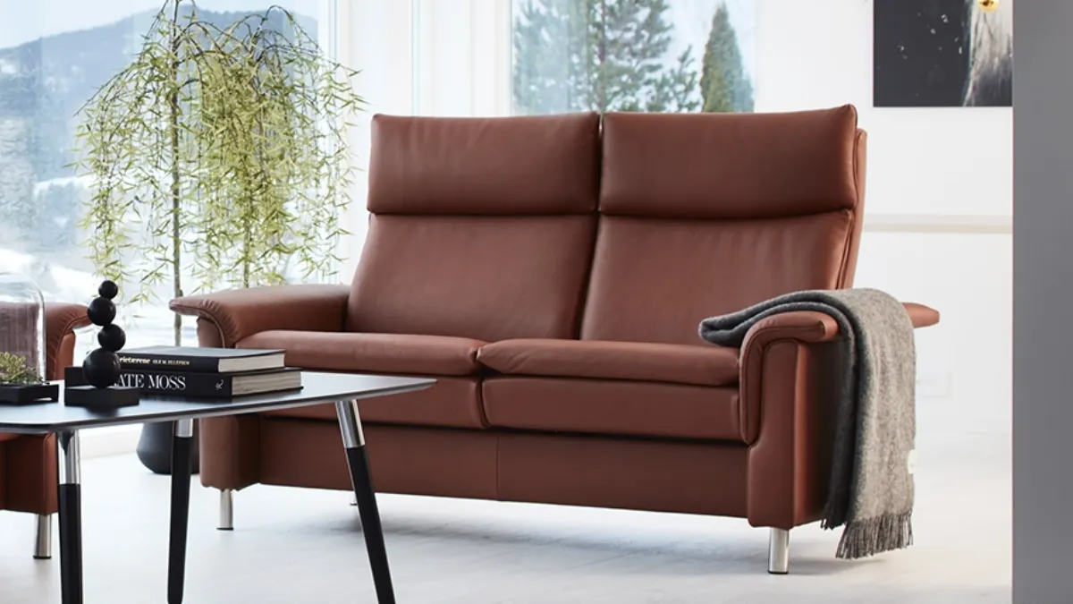 Divano lineare moderno, accogliente in pelle con imbottitura ultra morbida Aurora di Stressless