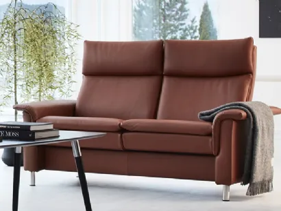 Divano lineare moderno, accogliente in pelle con imbottitura ultra morbida Aurora di Stressless