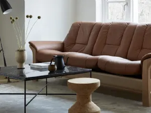 Divano lineare in morbida pelle imbottita con dettagli in legno Buckingham Low Back di Stressless