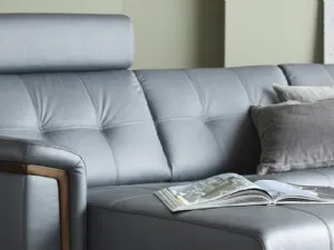 Divano in pelle con struttura in legno con penisola e poggiatesta Ella Wood di Stressless