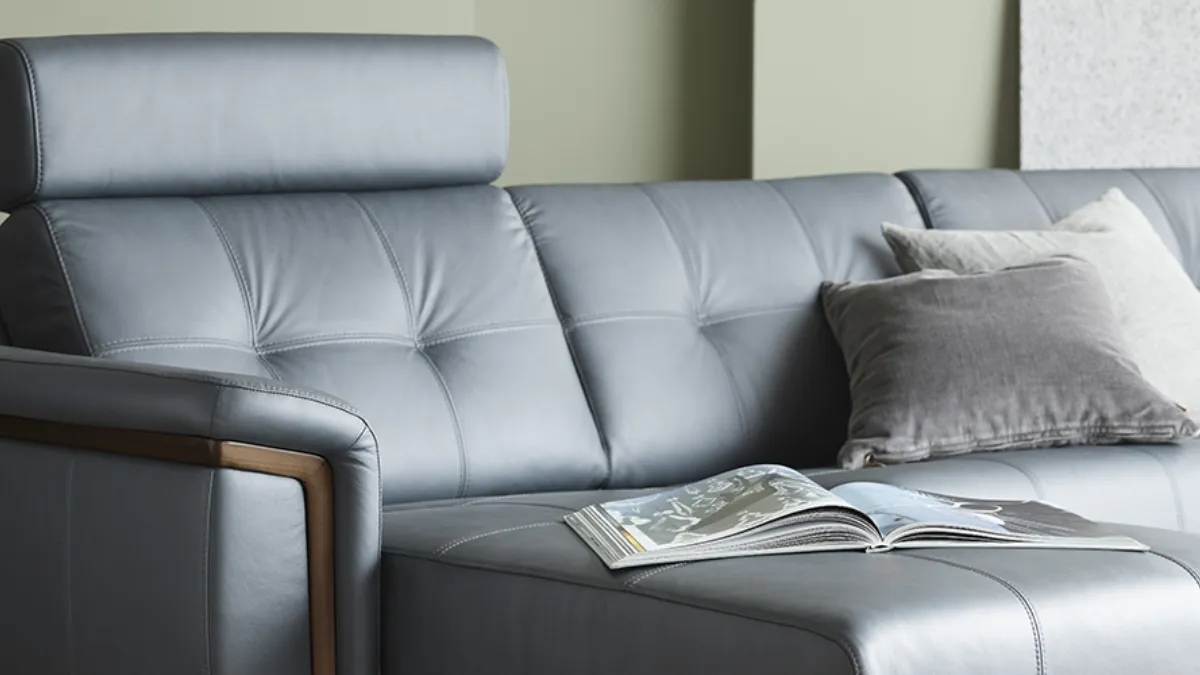Divano in pelle con struttura in legno con penisola e poggiatesta Ella Wood di Stressless