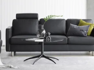 Divano lineare in pelle con poggiatesta reclinabili Emma E600 di Stressless