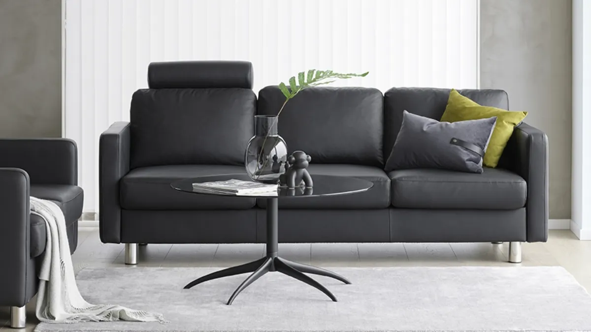 Divano lineare in pelle con poggiatesta reclinabili Emma E600 di Stressless