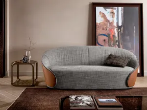 Divano avvolgente dal design ricercato in tessuto con rivestimento esterno in pelle Mama di Tonin Casa