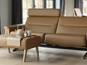 Divano lineare rivestito in pelle con poggiatesta reclinabili e struttura in legno Stella Wood di Stressless