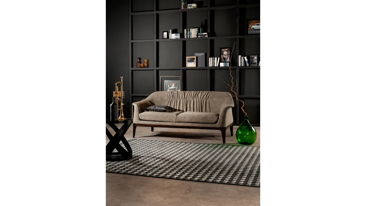 Divano lineare Tiffany sofa in tessuto con struttura in legno di Tonin Casa
