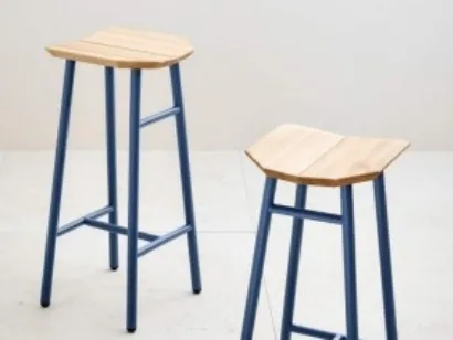 Sgabello con seduta in legno e gambe in acciaio Dedo di Miniforms