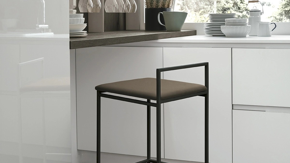 Sgabello in metallo con seduta in ecopelle July di Sedit