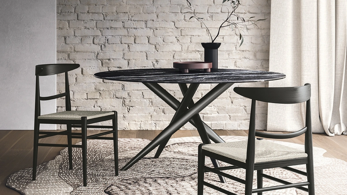 Sedia in frassino tinto carbone e seduta in paglia Louis di Sedit