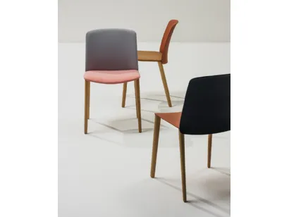 Sedia Mixu gambe in legno di Arper