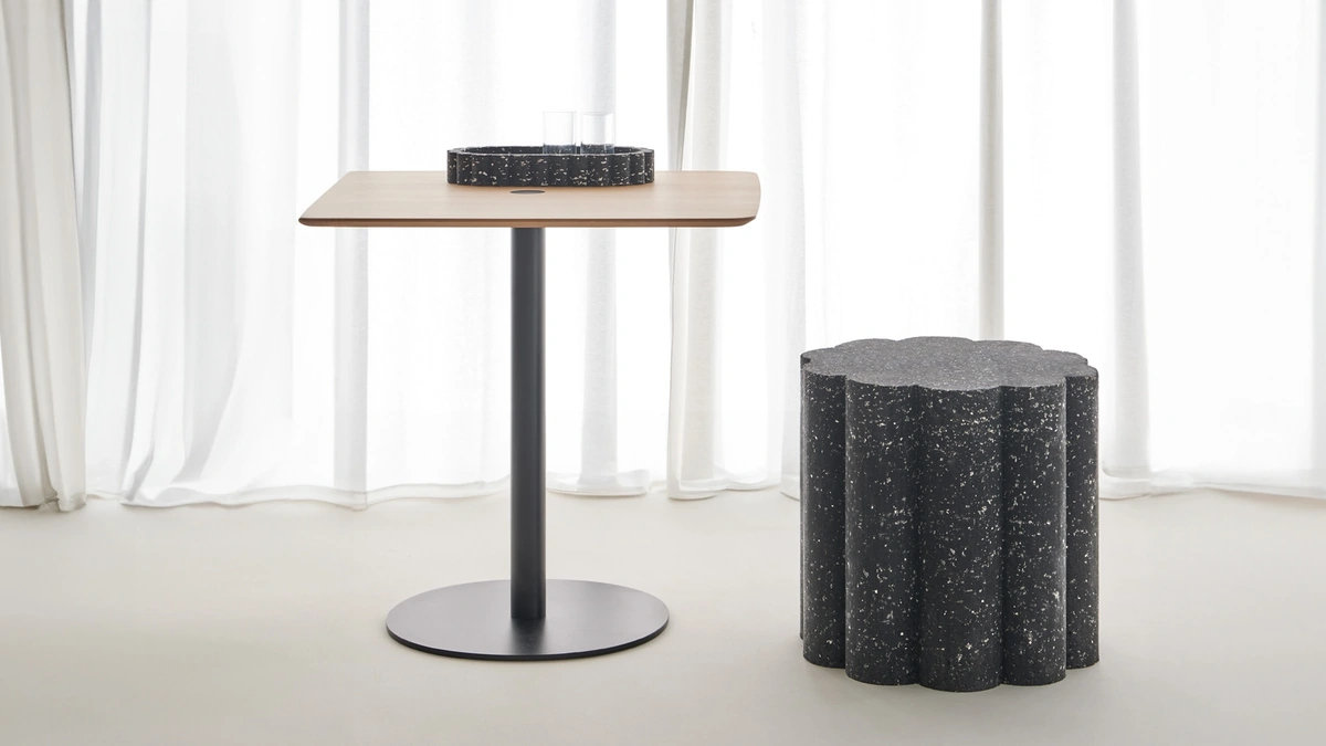 Sgabello Nuvol realizzato con materiale di riciclo di Punt Mobles