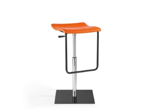 Sgabello Tom rivestito in ecopelle con base quadra in acciaio cromato e alzata regolabile di Julia Arredo Cuoio