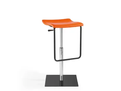 Sgabello Tom rivestito in ecopelle con base quadra in acciaio cromato e alzata regolabile di Julia Arredo Cuoio