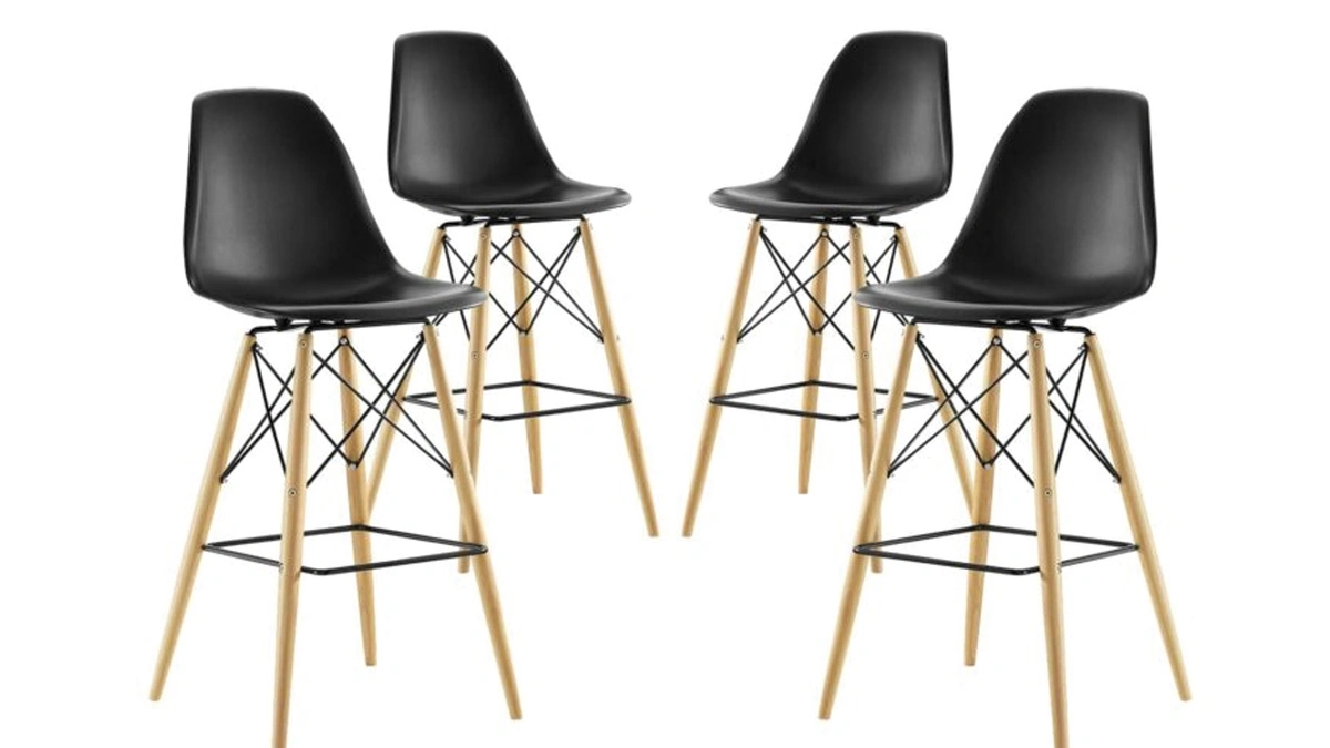 Sgabello Versatilità in polipropilene con piedi in massello di Sigerico