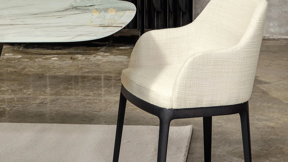 Sedia in tessuto con braccioli Cleo di Tonin Casa