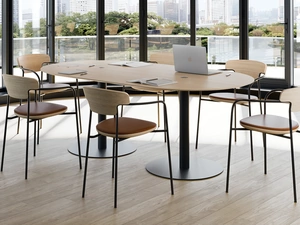 Sedia Upholstered Pecan in legno con seduta imbottita di Punt Mobles