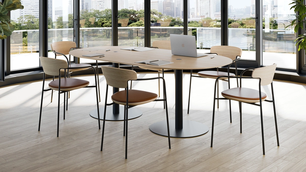 Sedia Upholstered Pecan in legno con seduta imbottita di Punt Mobles