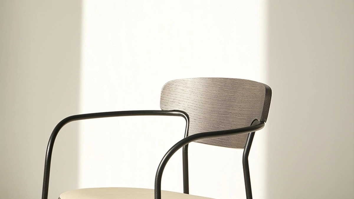 Sedia Upholstered Pecan in legno con seduta imbottita di Punt Mobles