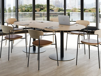 Sedia Upholstered Pecan in legno con seduta imbottita di Punt Mobles