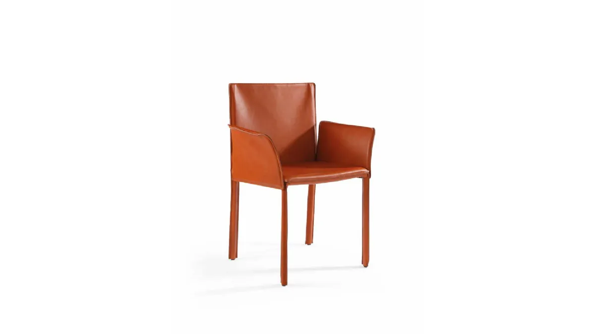 Sedia relax con braccioli Yuta completamente rivestita in cuoio pieno fiore di Julia Arredo Cuoio