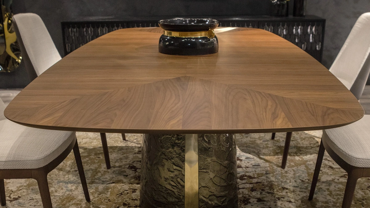 Tavolo Adone con top in legno e base in vetro curvato, bocciardato e retroargentato, in colorazione bronzo di Tonin Casa