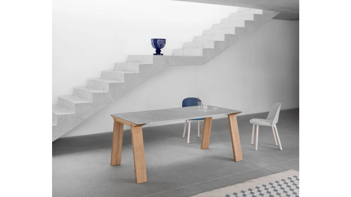 Tavolo allungabile con gambe in legno massello e top in essenza impiallacciata su alluminio Artù di Miniforms
