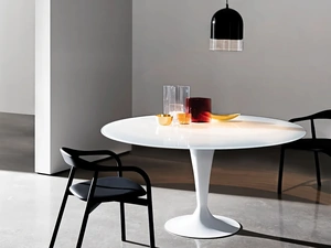 Tavolo rotondo Flûte in vetro laccato con base in metallo laccato di Sovet