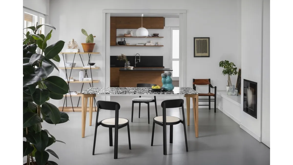 Tavolo Decapo con top in marmo Palladio Moro e gambe in legno di Miniforms