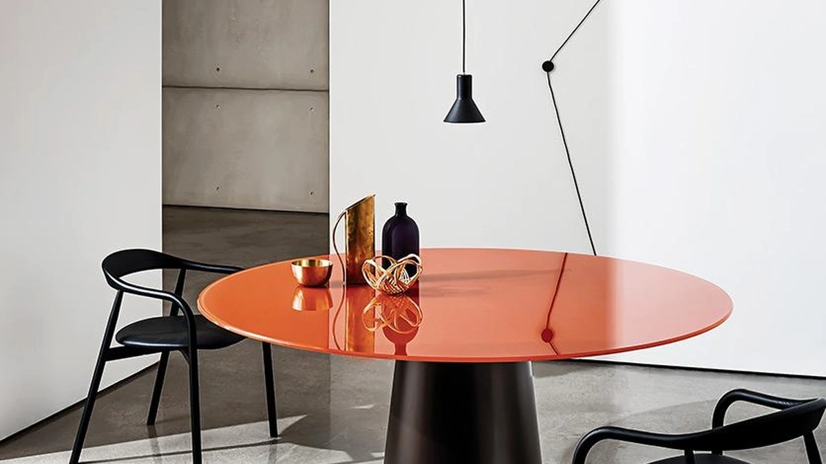 Tavolo Totem in vetro laccato con base in metallo di Sovet