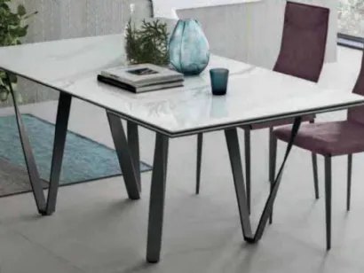 Tavolo con base in ceramica e gambe in metallo Wave di Sedit