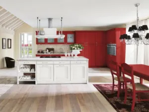Cucina Martina 1 con colonne e tavolo rossi