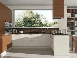 Cucina Moderna angolare bicolore in laccato bianco opaco e legno naturale Melograno composizione 5 di Le Fablier