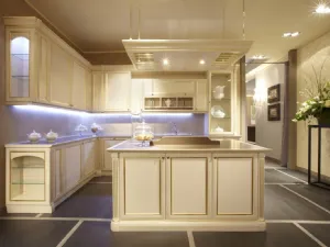 Cucina Shabby Chic con isola in legno laccato opaco Le Gemme composizione 6 di Le Fablier