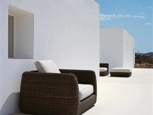 Poltrona Agorà in fibra sintetica intrecciata di Unopiu