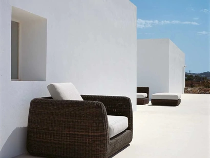 Poltrona Agorà in fibra sintetica intrecciata di Unopiu