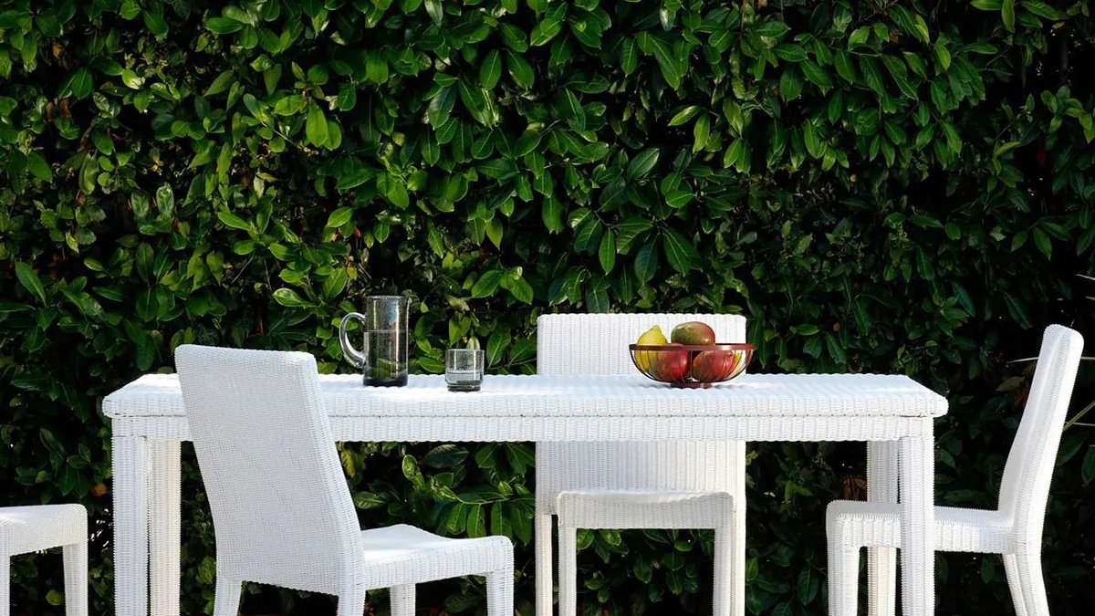 Tavolo e Sedie Agorà in fibra sintretica di Unopiu