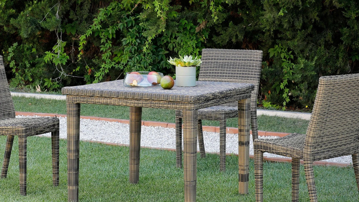 Tavolo e Sedie Agorà in fibra sintretica di Unopiu