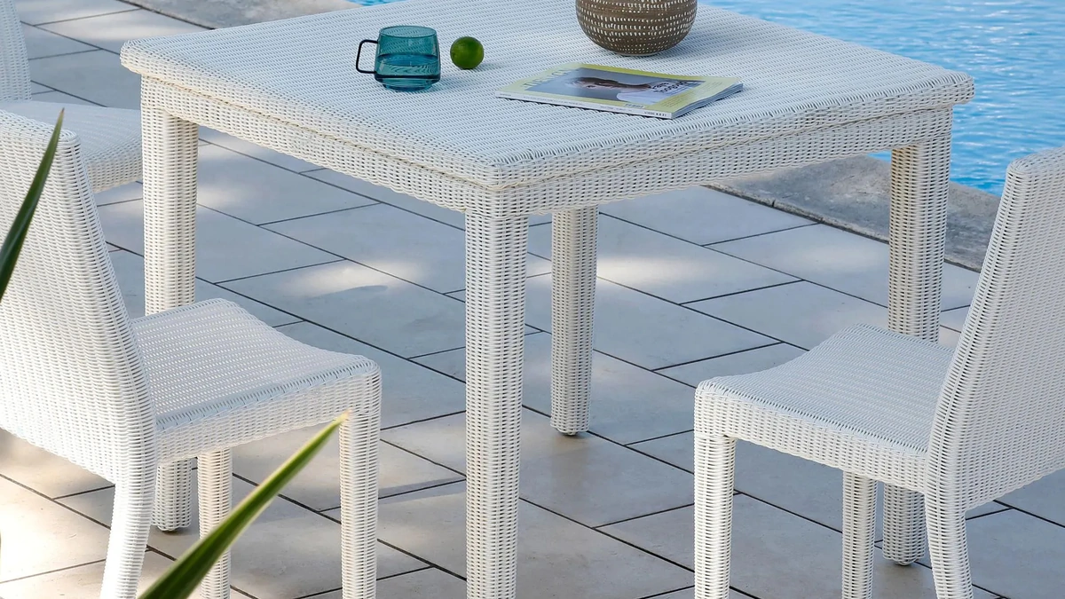 Tavolo e Sedie Agorà in fibra sintretica di Unopiu